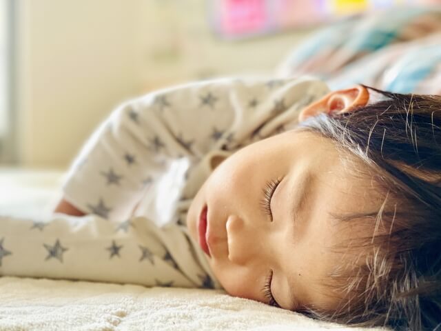 眠る子ども