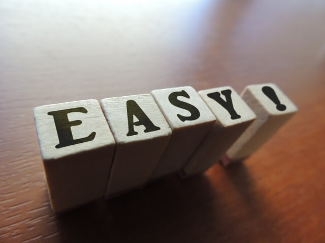 EASY!の文字にならんだ積み木